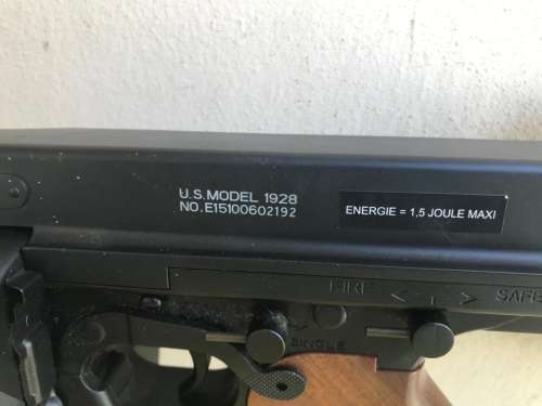 REPLICA TOMMY GUN ( THOMPSON SUBMACHINE GUN ) MADE IN HONG KONG ( DISPLAY ONLY )