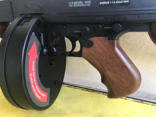 REPLICA TOMMY GUN ( THOMPSON SUBMACHINE GUN ) MADE IN HONG KONG ( DISPLAY ONLY )