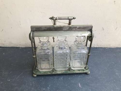 VERY NICE SILVER PLATED TANTALUS WITH THREE DECANTERS ( 33 x 33 x 13 cm )
