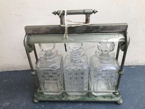 VERY NICE SILVER PLATED TANTALUS WITH THREE DECANTERS ( 33 x 33 x 13 cm )