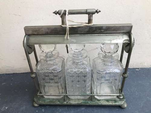 VERY NICE SILVER PLATED TANTALUS WITH THREE DECANTERS ( 33 x 33 x 13 cm )