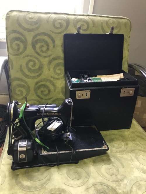 Rare Miniature Singer Machine Salesman Sample in original box ( Working )33 x 30 x 20 cm