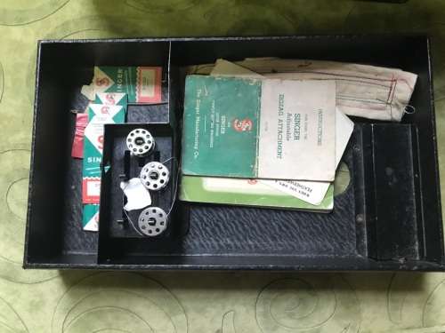 Rare Miniature Singer Machine Salesman Sample in original box ( Working )33 x 30 x 20 cm