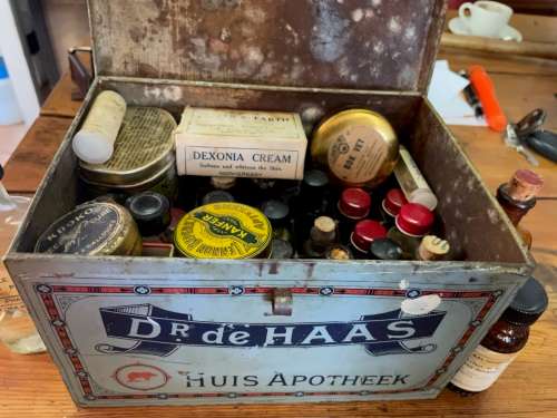 Dr De Haas Huis Apotheek Tin plus contents