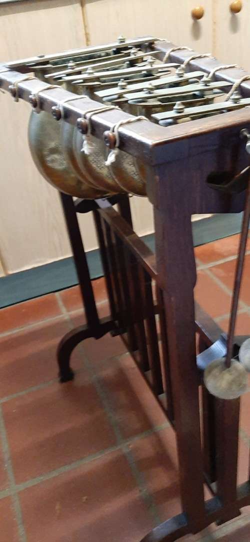 VINTAGE DINNERGONG IN GOOD WORKING CONDITION ( 80 x 56 x 33 cm )