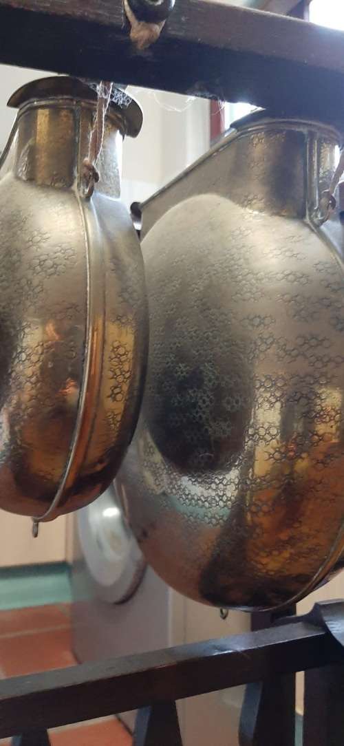 VINTAGE DINNERGONG IN GOOD WORKING CONDITION ( 80 x 56 x 33 cm )