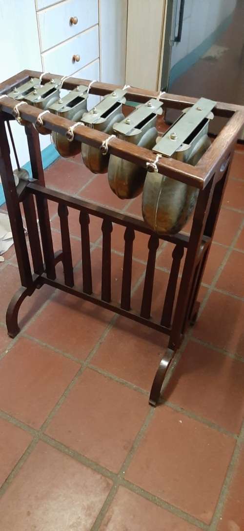 VINTAGE DINNERGONG IN GOOD WORKING CONDITION ( 80 x 56 x 33 cm )