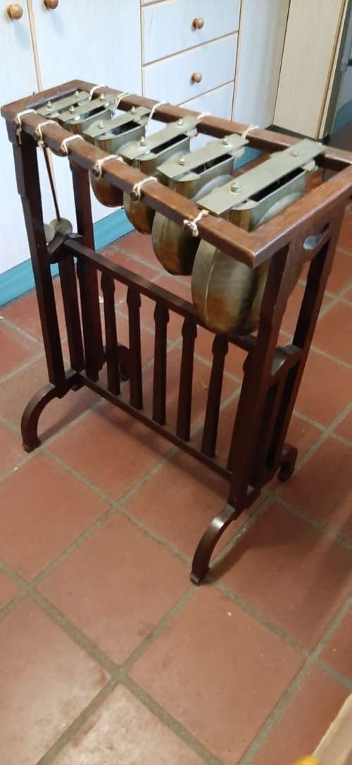 VINTAGE DINNERGONG IN GOOD WORKING CONDITION ( 80 x 56 x 33 cm )