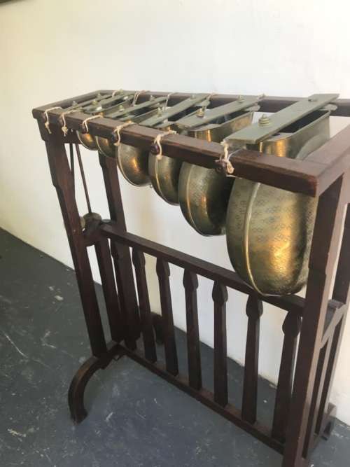 VINTAGE DINNERGONG IN GOOD WORKING CONDITION ( 80 x 56 x 33 cm )