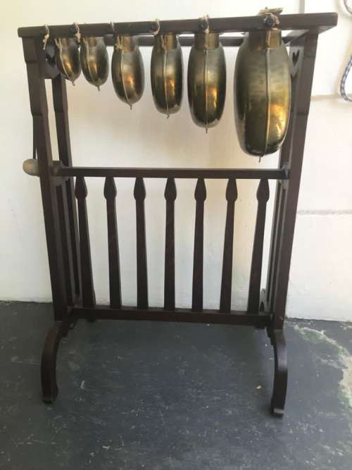 VINTAGE DINNERGONG IN GOOD WORKING CONDITION ( 80 x 56 x 33 cm )
