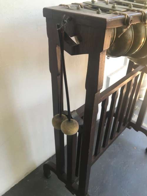 VINTAGE DINNERGONG IN GOOD WORKING CONDITION ( 80 x 56 x 33 cm )