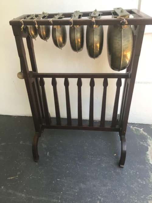 VINTAGE DINNERGONG IN GOOD WORKING CONDITION ( 80 x 56 x 33 cm )