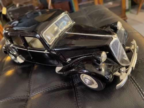 Maisto Citroen 1/18 ( Bid is for Citroen only )