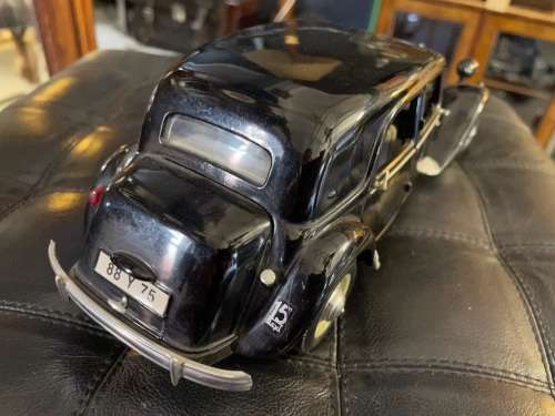 Maisto Citroen 1/18 ( Bid is for Citroen only )