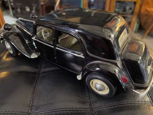 Maisto Citroen 1/18 ( Bid is for Citroen only )