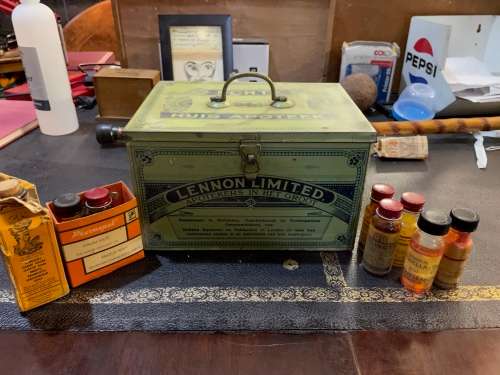 Lennon Huisapteek Tin with some medicine