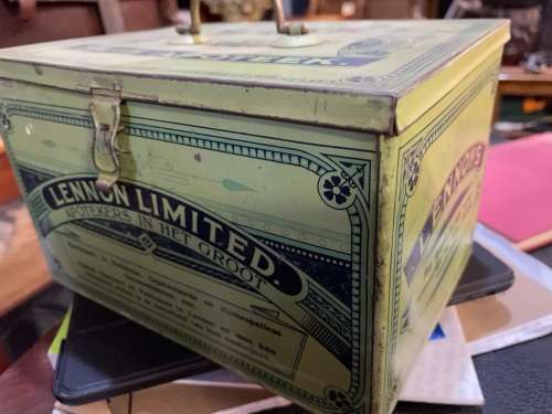 Lennon Huisapteek Tin with some medicine