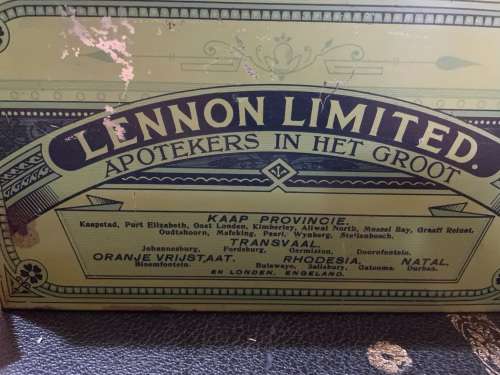 Lennon Huisapteek Tin with some medicine