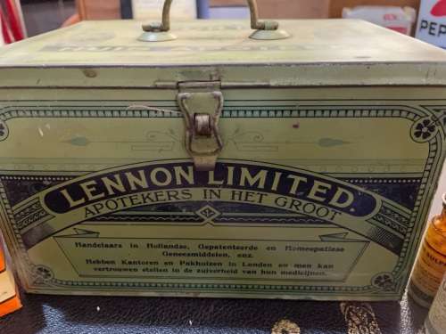 Lennon Huisapteek Tin with some medicine