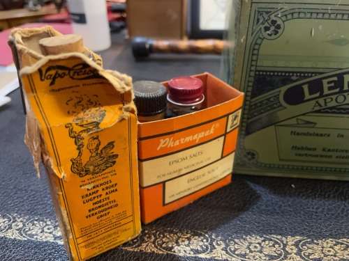 Lennon Huisapteek Tin with some medicine