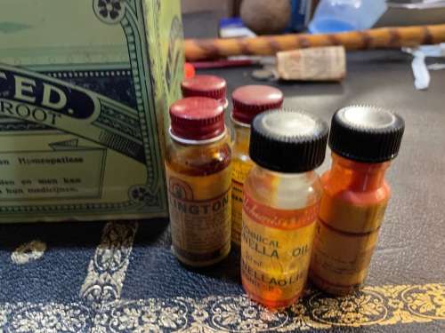 Lennon Huisapteek Tin with some medicine