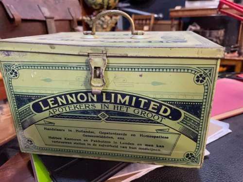 Lennon Huisapteek Tin with some medicine