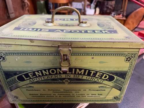 Lennon Huisapteek Tin with some medicine