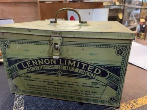 Lennon Huisapteek Tin with some medicine