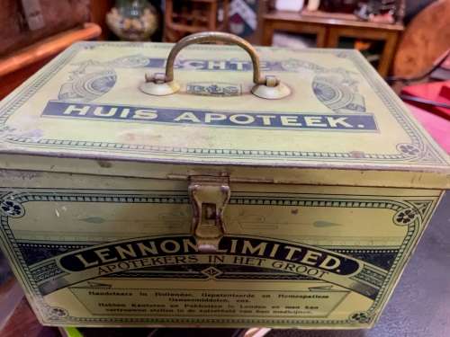 Lennon Huisapteek Tin with some medicine