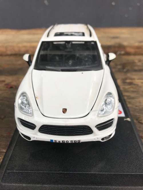 Porsche Cayenne Turbo 1/18 by Burgago