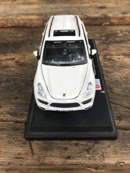 Porsche Cayenne Turbo 1/18 by Burgago