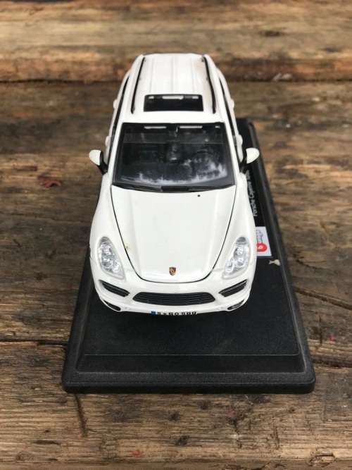 Porsche Cayenne Turbo 1/18 by Burgago