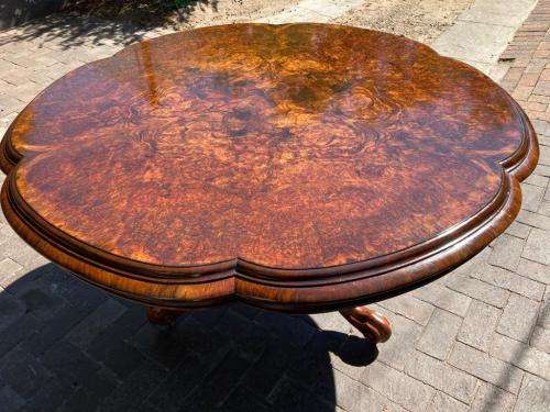 Magnifiscent Victorian Burr Walnut Table circa 1880 ( 76 cm x 135 cm diameter )