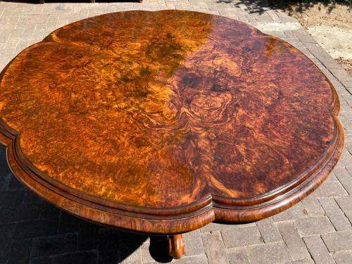 Magnifiscent Victorian Burr Walnut Table circa 1880 ( 76 cm x 135 cm diameter )