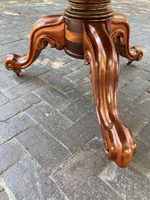 Magnifiscent Victorian Burr Walnut Table circa 1880 ( 76 cm x 135 cm diameter )