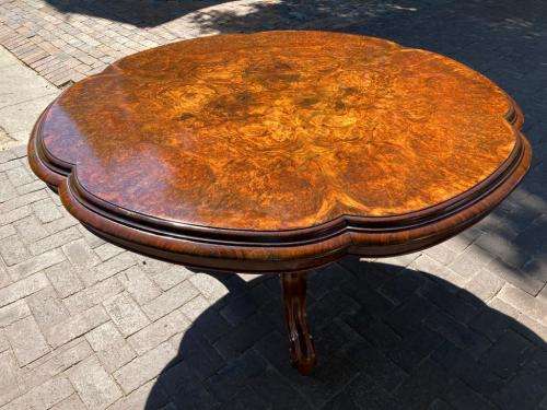 Magnifiscent Victorian Burr Walnut Table circa 1880 ( 76 cm x 135 cm diameter )