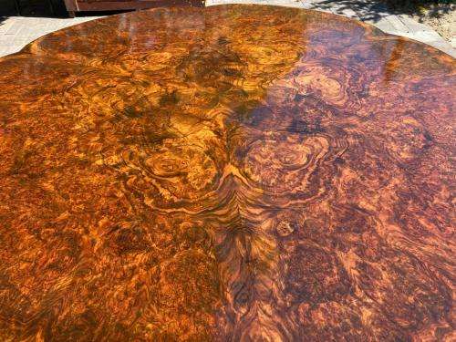 Magnifiscent Victorian Burr Walnut Table circa 1880 ( 76 cm x 135 cm diameter )