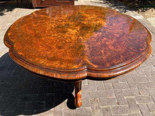 Magnifiscent Victorian Burr Walnut Table circa 1880 ( 76 cm x 135 cm diameter )