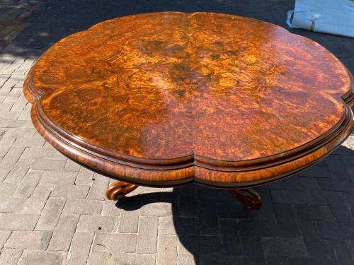 Magnifiscent Victorian Burr Walnut Table circa 1880 ( 76 cm x 135 cm diameter )
