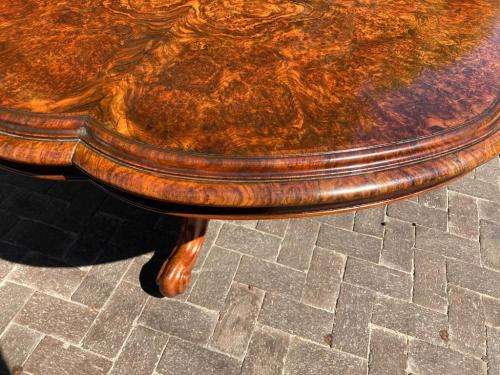 Magnifiscent Victorian Burr Walnut Table circa 1880 ( 76 cm x 135 cm diameter )