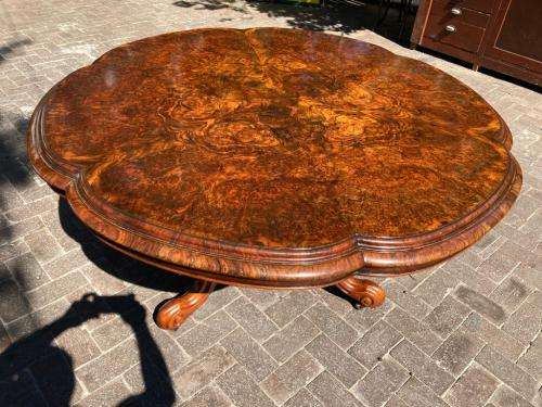 Magnifiscent Victorian Burr Walnut Table circa 1880 ( 76 cm x 135 cm diameter )