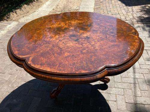 Magnifiscent Victorian Burr Walnut Table circa 1880 ( 76 cm x 135 cm diameter )