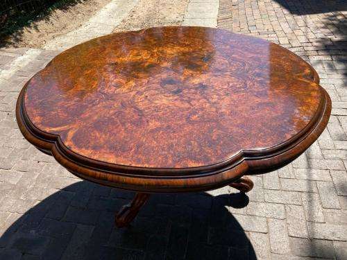 Magnifiscent Victorian Burr Walnut Table circa 1880 ( 76 cm x 135 cm diameter )