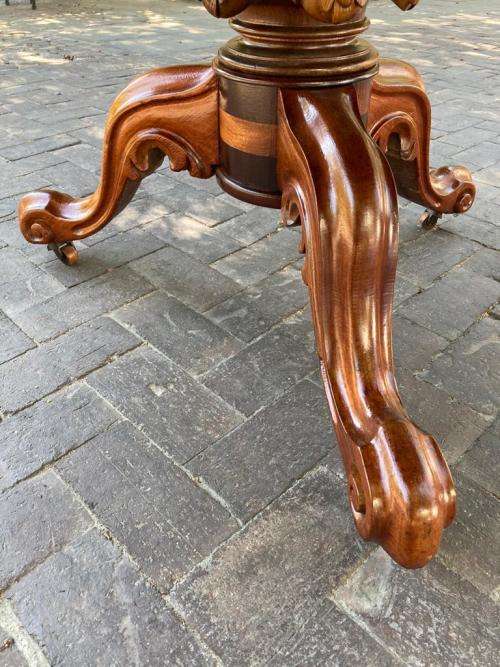 Magnifiscent Victorian Burr Walnut Table circa 1880 ( 76 cm x 135 cm diameter )