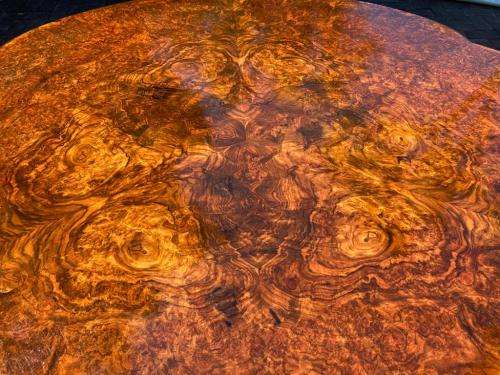 Magnifiscent Victorian Burr Walnut Table circa 1880 ( 76 cm x 135 cm diameter )