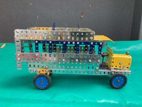 Meccano Bus and Racecar ( 30 x 36 cm )