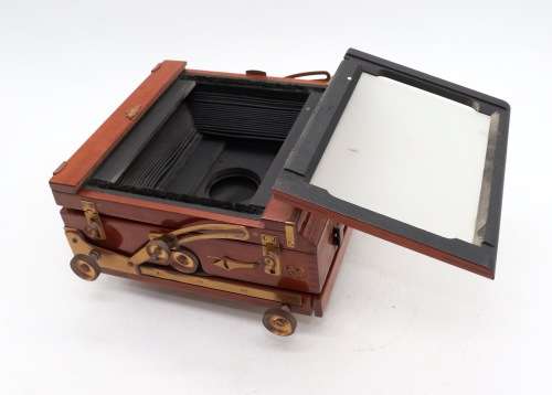 Sanderson Mahogany and Brass Field Box Camera ( 21 x 14 x 22 cm )