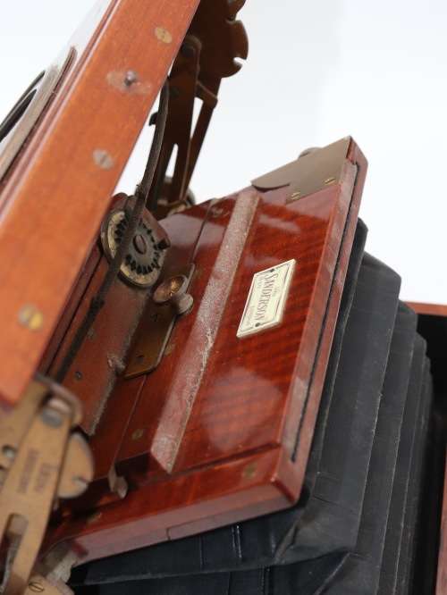 Sanderson Mahogany and Brass Field Box Camera ( 21 x 14 x 22 cm )