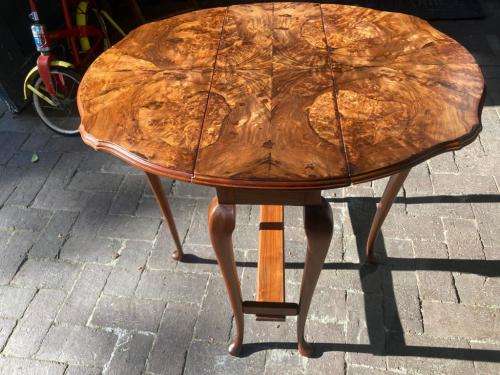 Beautifull Burr Walnut Gateleg Table ( 67 x 25 x 61cm closed , 67 x 75 x 61 cm open )