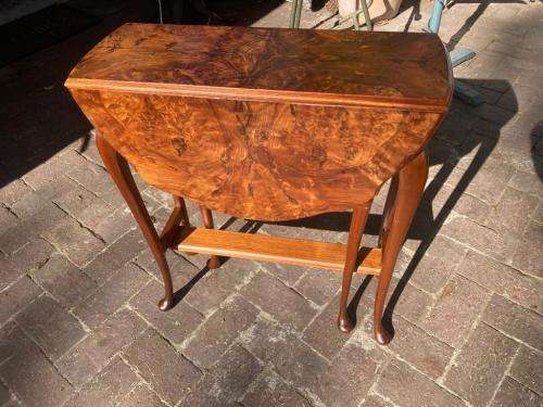 Beautifull Burr Walnut Gateleg Table ( 67 x 25 x 61cm closed , 67 x 75 x 61 cm open )